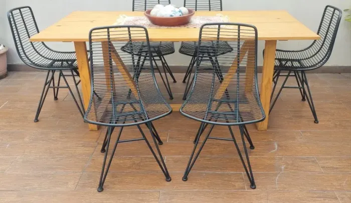 Mesa madeira e cadeira ferro vendo separado só a mesa só as cadeiras leia o anúncio 