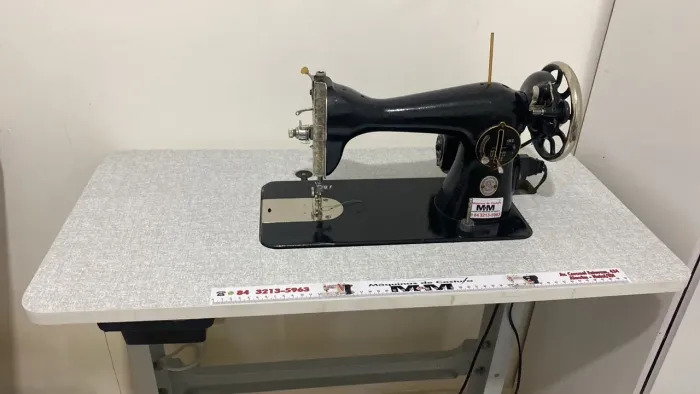 Máquina de Costura Singer 15C Antiga com Mesa - Conservada