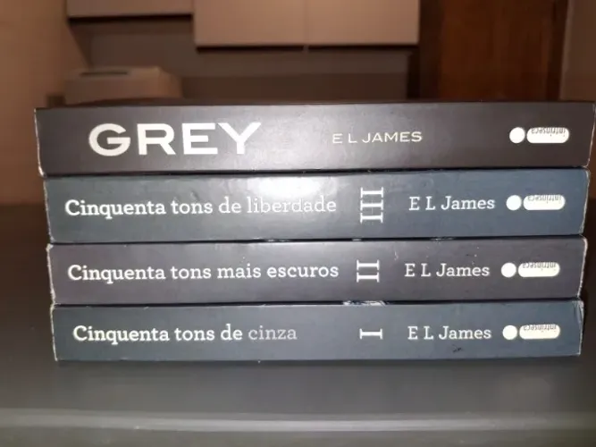 TRILOGIA DE LIVROS CINQUENTA TONS DE CINZA + GREY