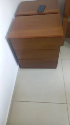 Vendo criado de mesa com 3 gavetas
