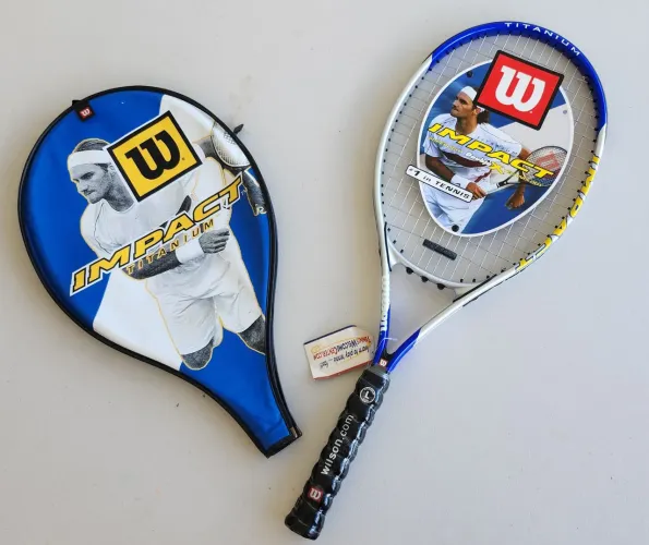 Raquete de tênis Wilsom Impact Titanium 50-60 lbs./ 23-27 KG / L4 / 4 ½