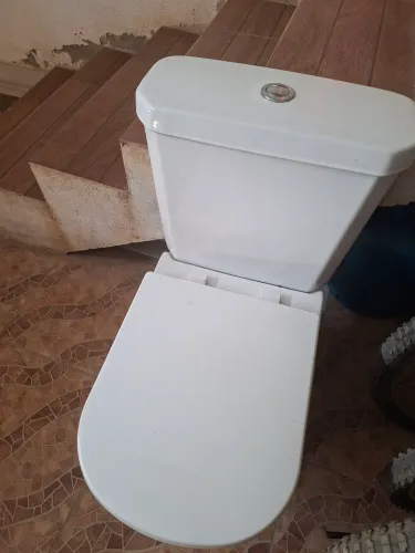 Vendo vaso sanitário completo em excelente estado.