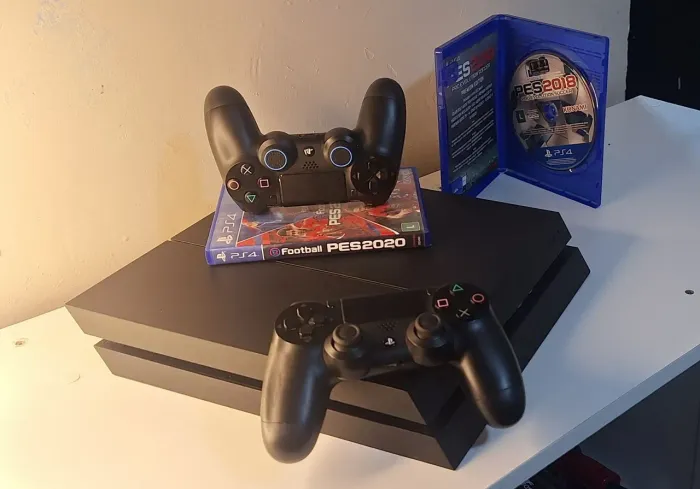 PS4 +2 JOGOS  E 2 CONTROLES ORIGINAIS.