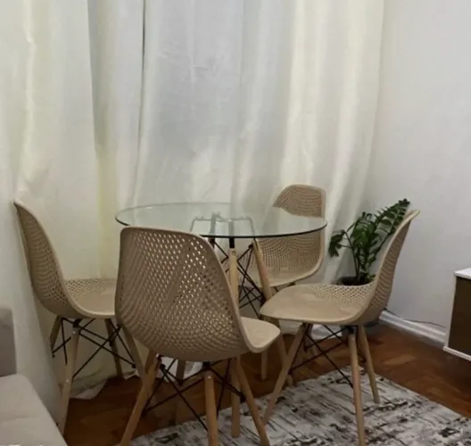 Vendo mesa com tampa de vidro e 4 cadeiras