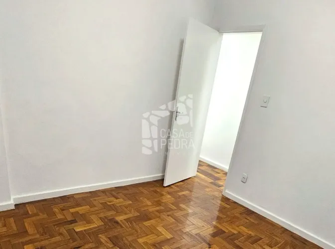 Reformado, silencioso e em excelente localização no Humaitá