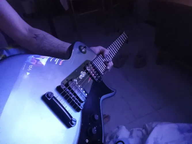 Guitarra sixmart les paul um mês de uso