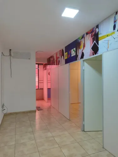 Sala comercial para aluguel com aproximadamente 75m² e 1 banheiro, no centro de Valparaíso