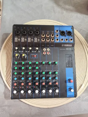 Console mesa de som Yamaha MG10. 