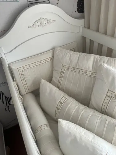 Berço com jogo de cama completo