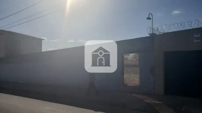 Terreno à venda no Bairro Chácaras Tubalina e Quartel