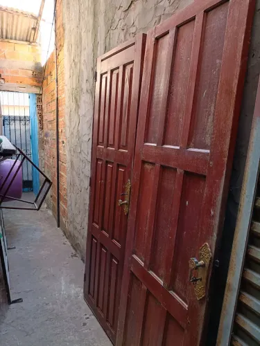 Portas de madeira  com fechadura