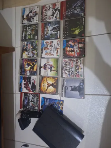 PlayStation 3 com 30 jogos (14 midia fisica e 16 midia digital) camera e controle movev