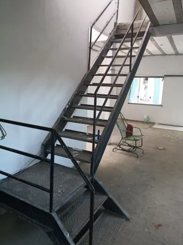 Vende-se escada de ferro