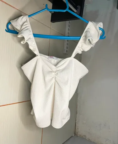 Blusa feminina off-white com detalhe franzido