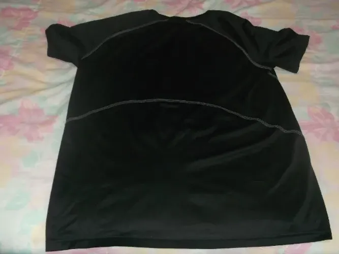 camiseta preta v