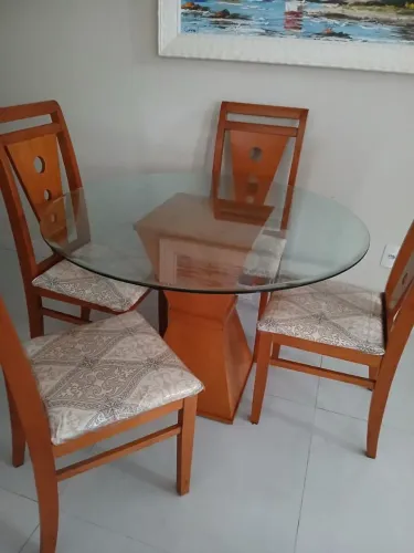 Vendo mesa de madeira 4 cadeiras 
