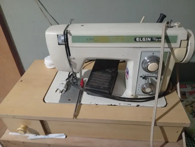 Máquina de costura elétrica