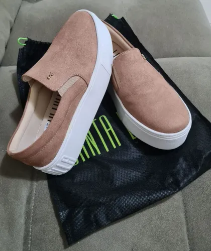 Vende-se Tênis Feminino Slip On Suede Santa Lolla - cor bege, novo, tamanho 36.