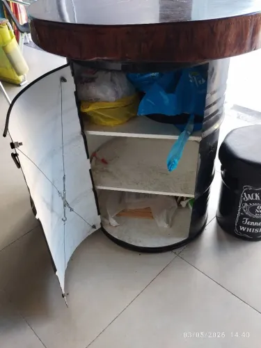 Mesa apoio churrasco , com bancos .