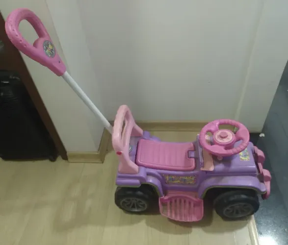 Carrinho Jip Jip Menina Multicor - com haste removível para empurrar