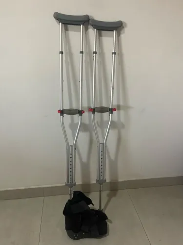 Muletas e Bota Ortopédica
