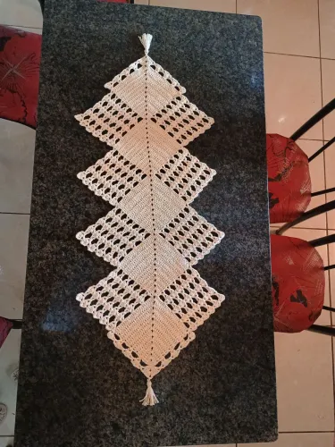 Trilho de mesa em crochê 