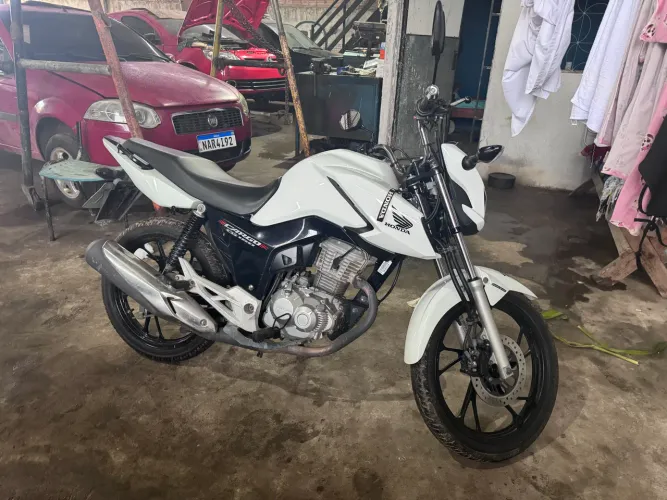 Vende-se moto em dias no ponto de transferir 