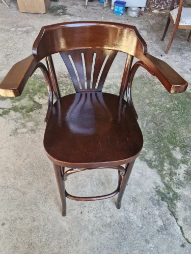 Cadeira para balcão, em madeira maciça 