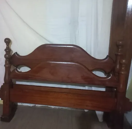 Cama de madeira maciça sem estrado