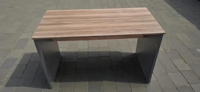 Escrivaninha de mdf, simples, em bom estado.