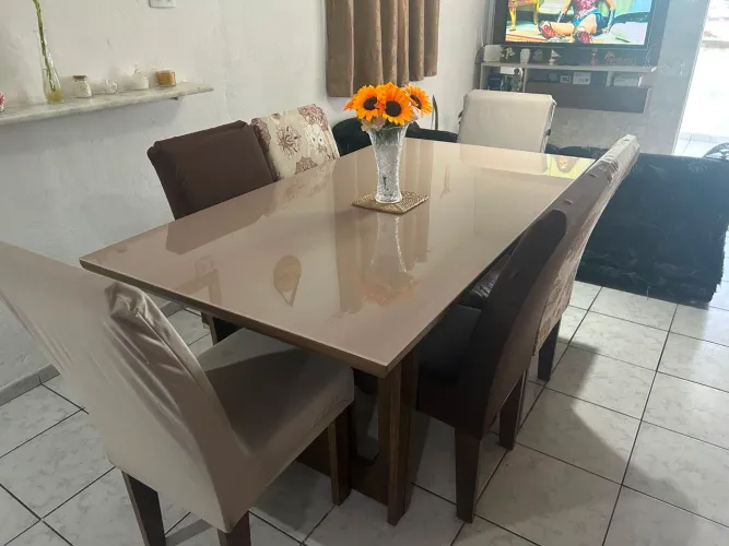 Vendo mesa com 6 cadeiras