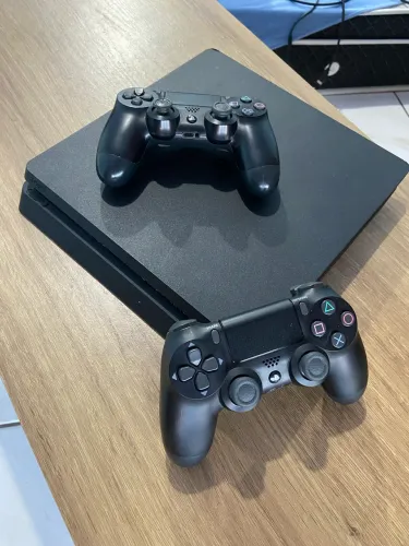 PS4 SLIM - 2 CONTROLES