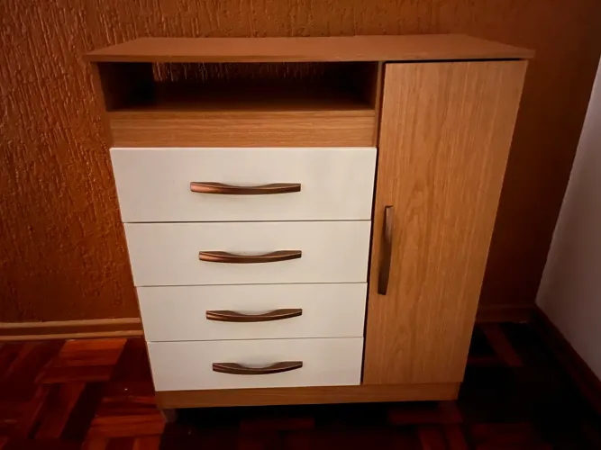 Cômoda Multiuso 4 Gavetas e 1 Porta com Nicho (Cor Madeira e Branco)