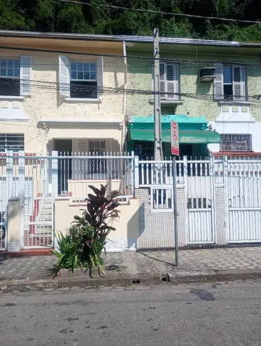 Aluguel de quartos( para homens) individuais e compartilhado.