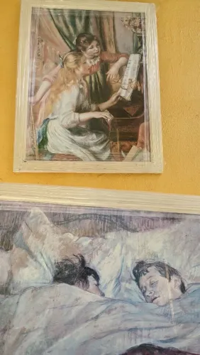 Par de Quadros Decorativos com Moldura Dourada Trabalhada