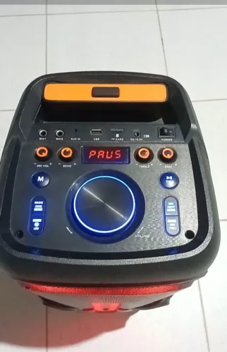Estou vendendo uma caixa de som Bombox novíssima so estou vendendo pq eu mau uso!