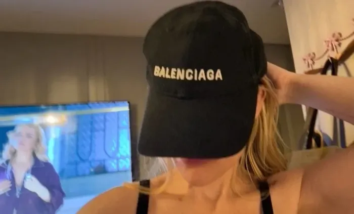 Bonés super chiques balenciaga e Celine novo