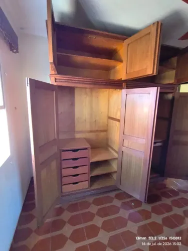 Guarda-Roupa Clássico em Madeira Maciça - 6 Portas - Entalhado