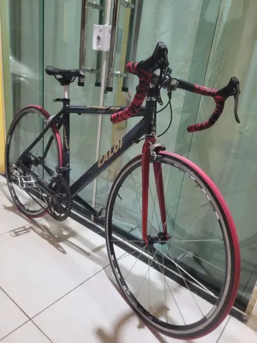 Bike speed caloi, toda na chimano, quadro fibra de carbono. 9 manchas 