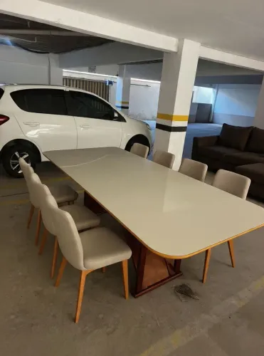 Mesa de 8 lugares em madeira e vidro