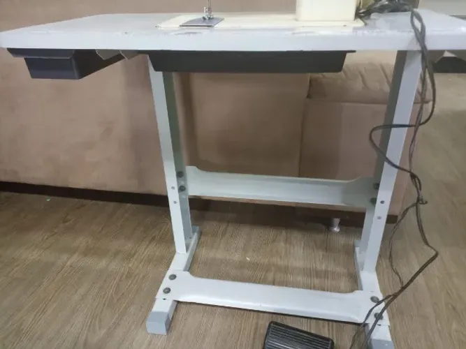 Vendo máquina Singer zique zaque em perfeito estado de funcionamento e com mesa semi nova