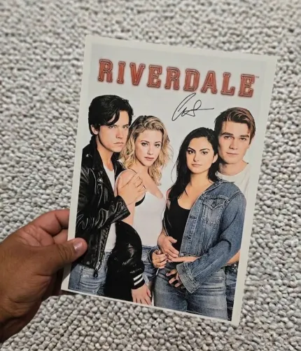 Autógrafo Camila Mendes Riverdale