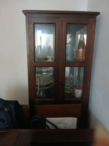 MESA DE MADEIRA COM 5 CADEIRAS E CRISTALEIRA DE MADEIRA