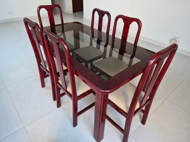Mesa com 6 cadeiras