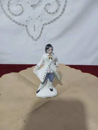 Bibelô em Porcelana - Cavalheiro Clássico Vintage