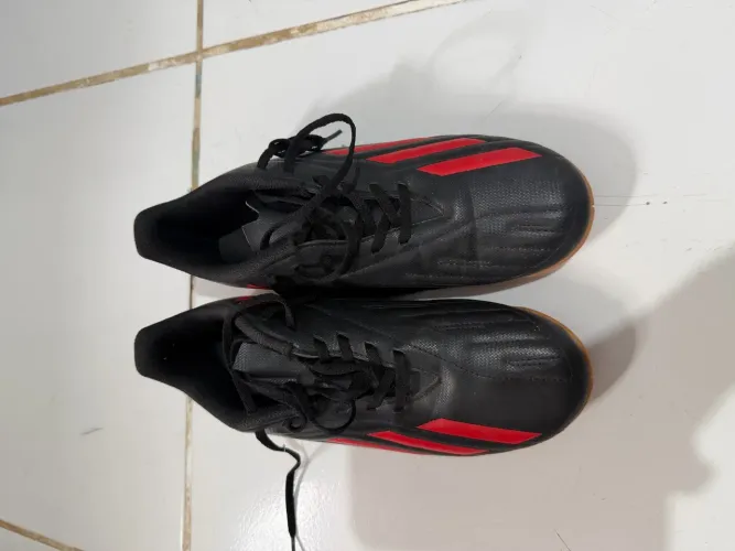 Vendo chuteira futsal adidas