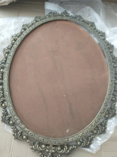 Moldura antiga em metal trabalhado para espelho oval