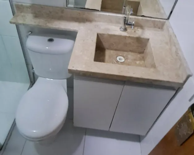 Kit de banheiro bacia com caixa acoplado, gabinete com pedra bege, gabinete com avaria!