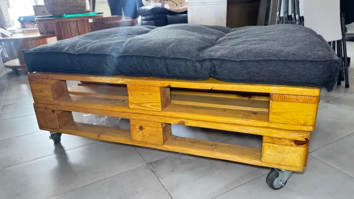 Pallet envernizado pode ser usado com sofá ou centro 