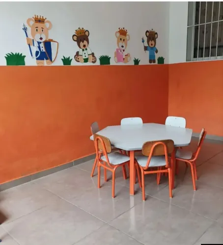 Mesa infantil sextavada com 6 cadeiras.Somente Retirada !!!